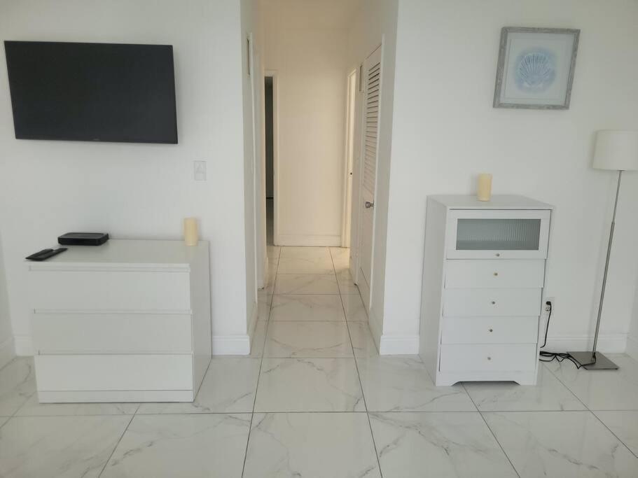 Modern 1 Bedroom Condo, Steps From Beach, Free Parking! Golden Beach Bagian luar foto