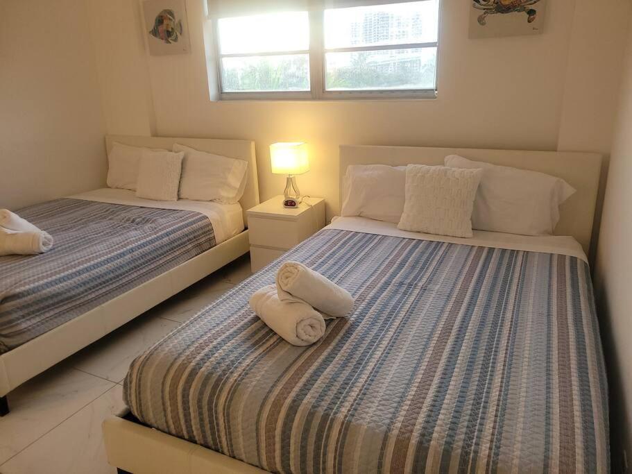 Modern 1 Bedroom Condo, Steps From Beach, Free Parking! Golden Beach Bagian luar foto