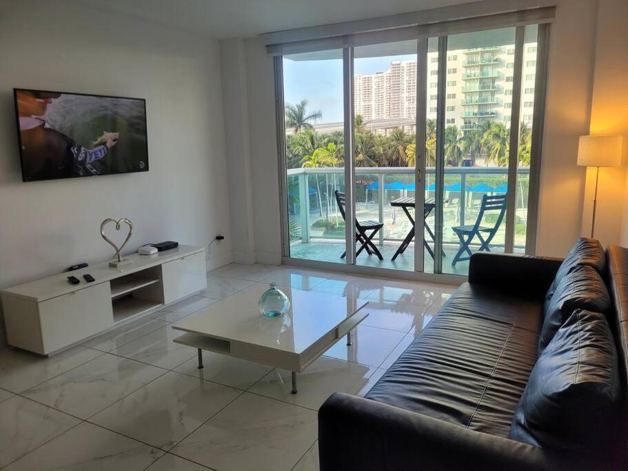 Modern 1 Bedroom Condo, Steps From Beach, Free Parking! Golden Beach Bagian luar foto